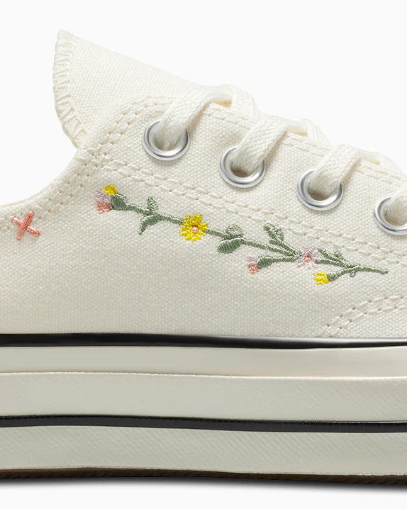 Chuck 70 Embroidered Flowers Low Top - Image 3